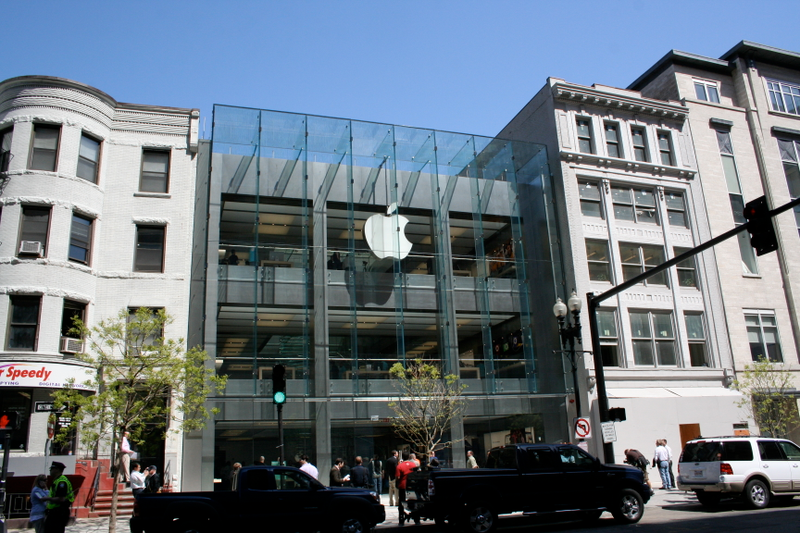 Illustration for article titled First Tour: Huge Boston Apple Store